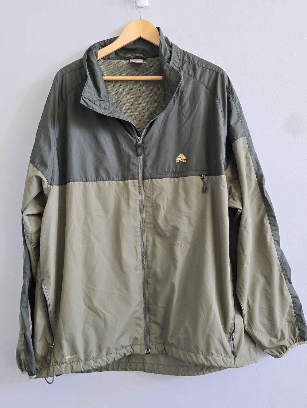 Nike ACG Men's Two-Tone Olive Green Windbreaker